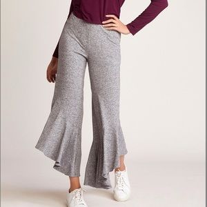Bb Dakota Ruffle Play Gray Cropped Pants size S